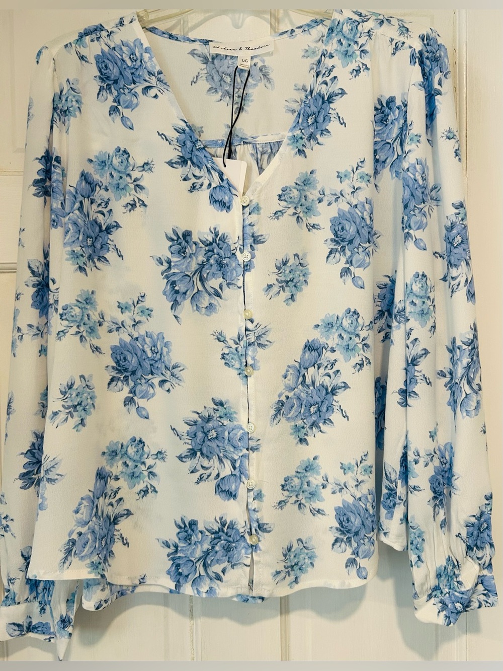 White w/ Blue Floral V-neck Button Front Blouse Size L Chelsea & Theodore